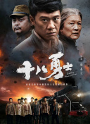 小罗伯特·唐尼“福尔摩斯”造型曝光 2008-10-12 盖·里奇（GuyRitchie）执导的新版《福尔摩斯》（SherlockHolmes）日前已经在伦敦开机，而小罗伯特·唐尼（RobertDowneyJr.）扮演的“福尔摩斯”也现身片场。