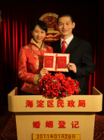 主持人也问出了很多家长都纠结的问题：明明预判孩子可能要 “犯错”，是立刻帮忙搞定，还是放手让他去试？