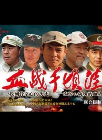 小贝一身黑色休闲装帅气亮相获大批粉丝到场助阵，在现场与女粉丝合影显亲和力十足。