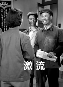 陈都灵一袭水绿色吊肩礼裙，温婉大气。