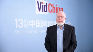 电影中最令人印象深刻的场景之一，是那座隐藏在居民楼中的图书馆，它恰如重庆这座城市本身——外表平凡，内里却别有洞天。